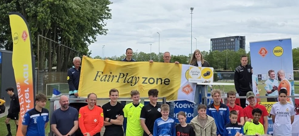 KNVB en ARAG het 2-sterrencertificaat in ontvangst genomen